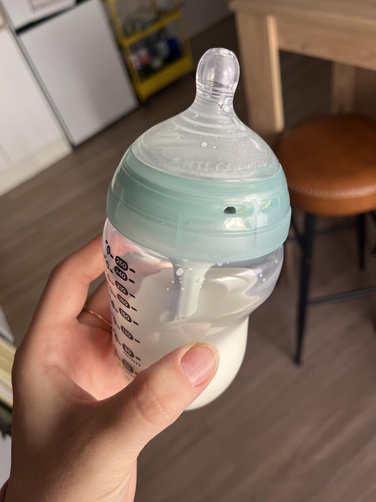 Buon set da 2 biberon da 260 ml con flusso lento e sistema anti-colica avanzato autosterilizzante che funziona davvero per poppate tranquille